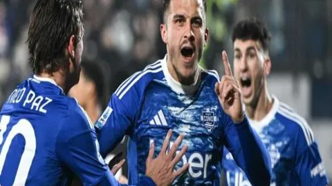 米切尔突破得手，对手失衡侧翼绝杀三分中